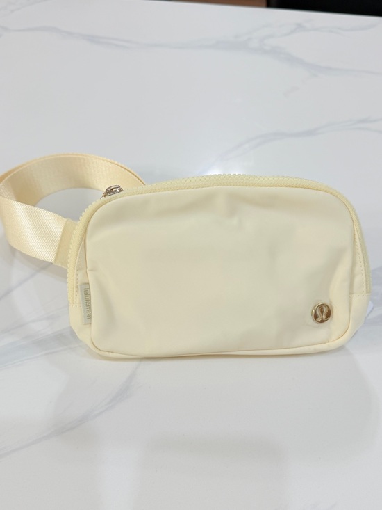 gold lululemon belt bag Everywhere Wordmark Crossbody 1L Never sacrifice comfort when you support the Vegas Golden Knights with this Everywhere Belt Bag Lululemon Everywhere belt bag Vapor/Gold/White